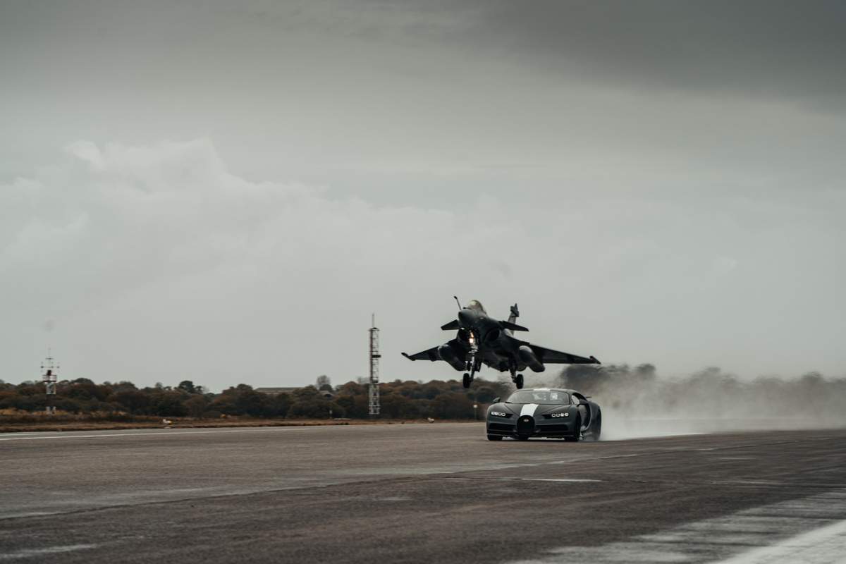 Bugatti Chiron Les Légendes du Ciel affronte le Rafale Marine de Dassault img 2