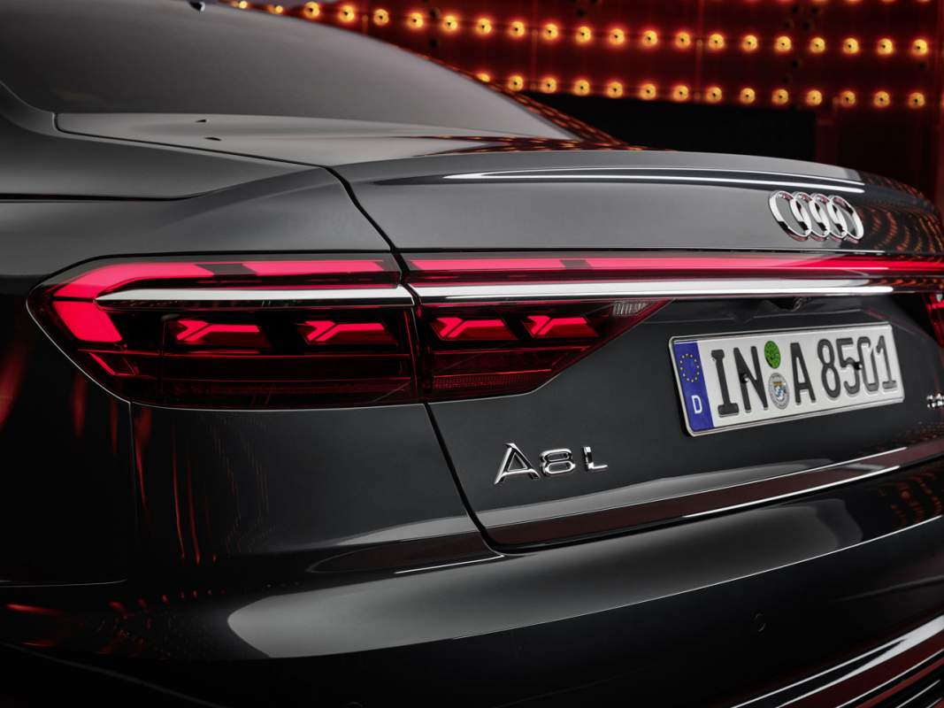 La voiture Audi présente la nouvelle A8 avec une ligne élégante et une technologie avancée.