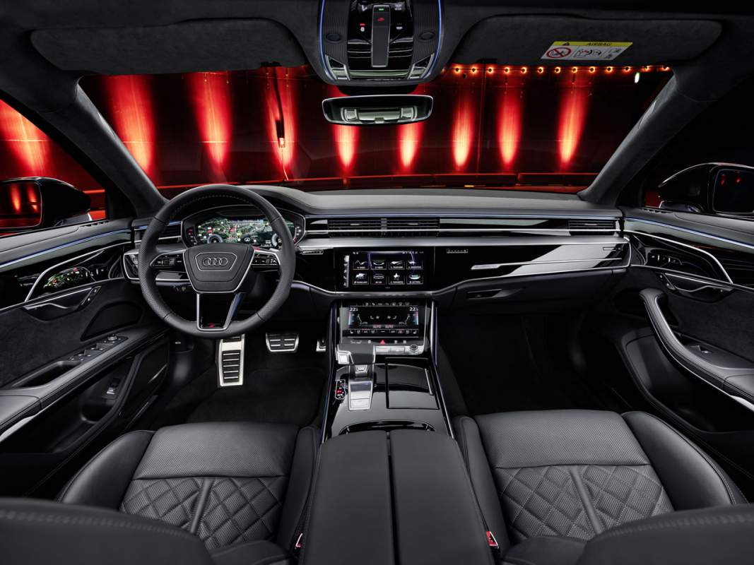 La compagnie Audi présente la nouvelle A8 avec un design raffiné et une technologie avancée.