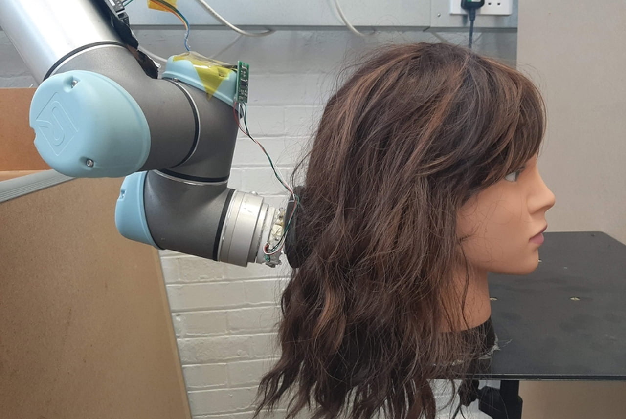 Un robot RoboWig pour démêler les cheveux, créé par le MIT