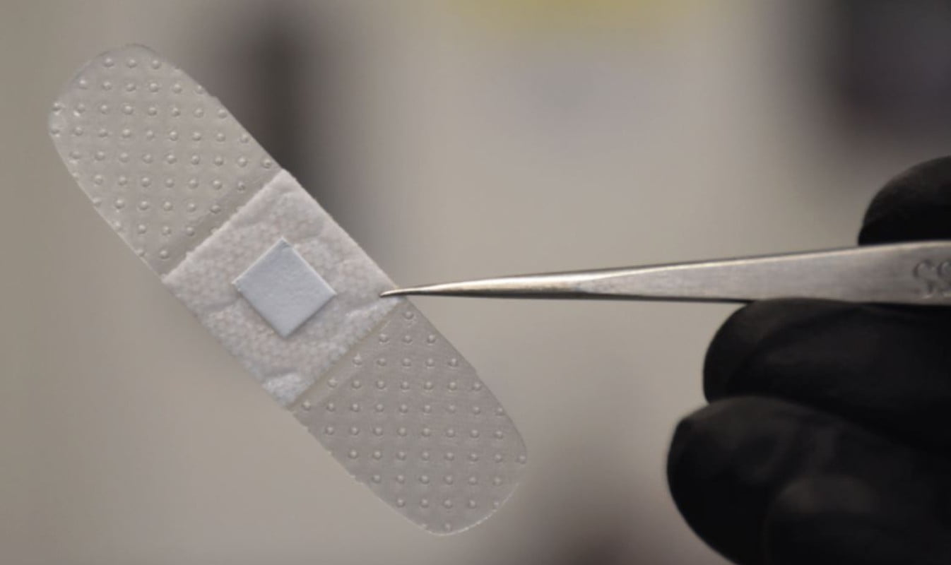 le-bandage-intelligent-utilise-des-nanocapteurs-pour-«briller»-en-cas-d'infection