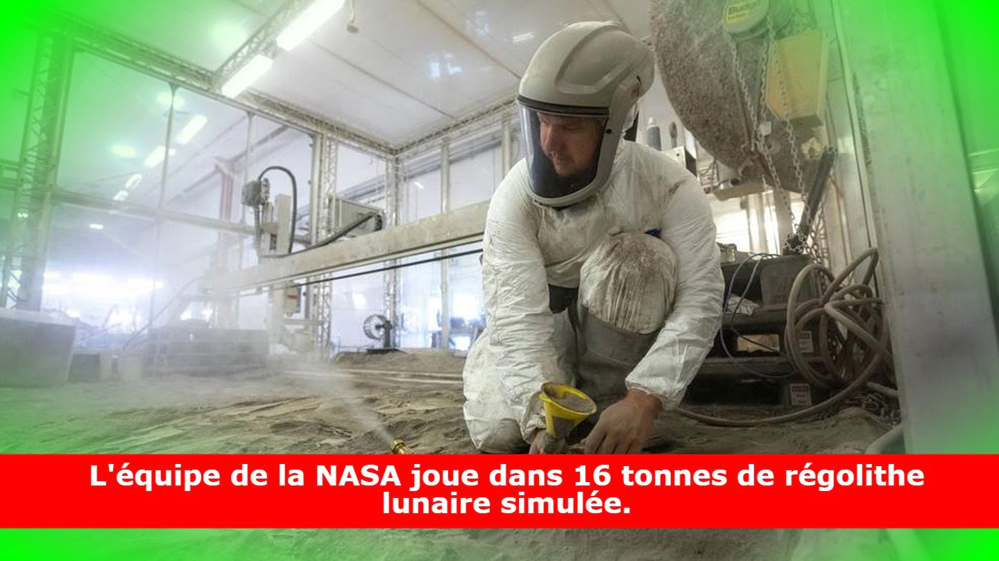 L'équipe de la NASA joue dans 16 tonnes de régolithe lunaire simulée.