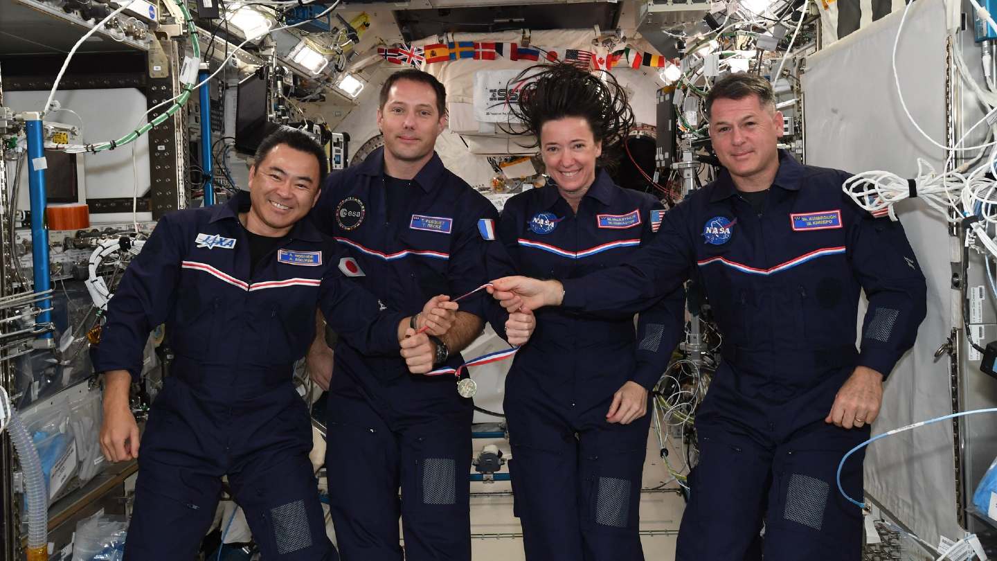 L'équipage SpaceX Crew-2 de la NASA se désarrime de l'ISS ? L'équipage SpaceX Crew-2 de la NASA se désarrime de l'ISS ?
