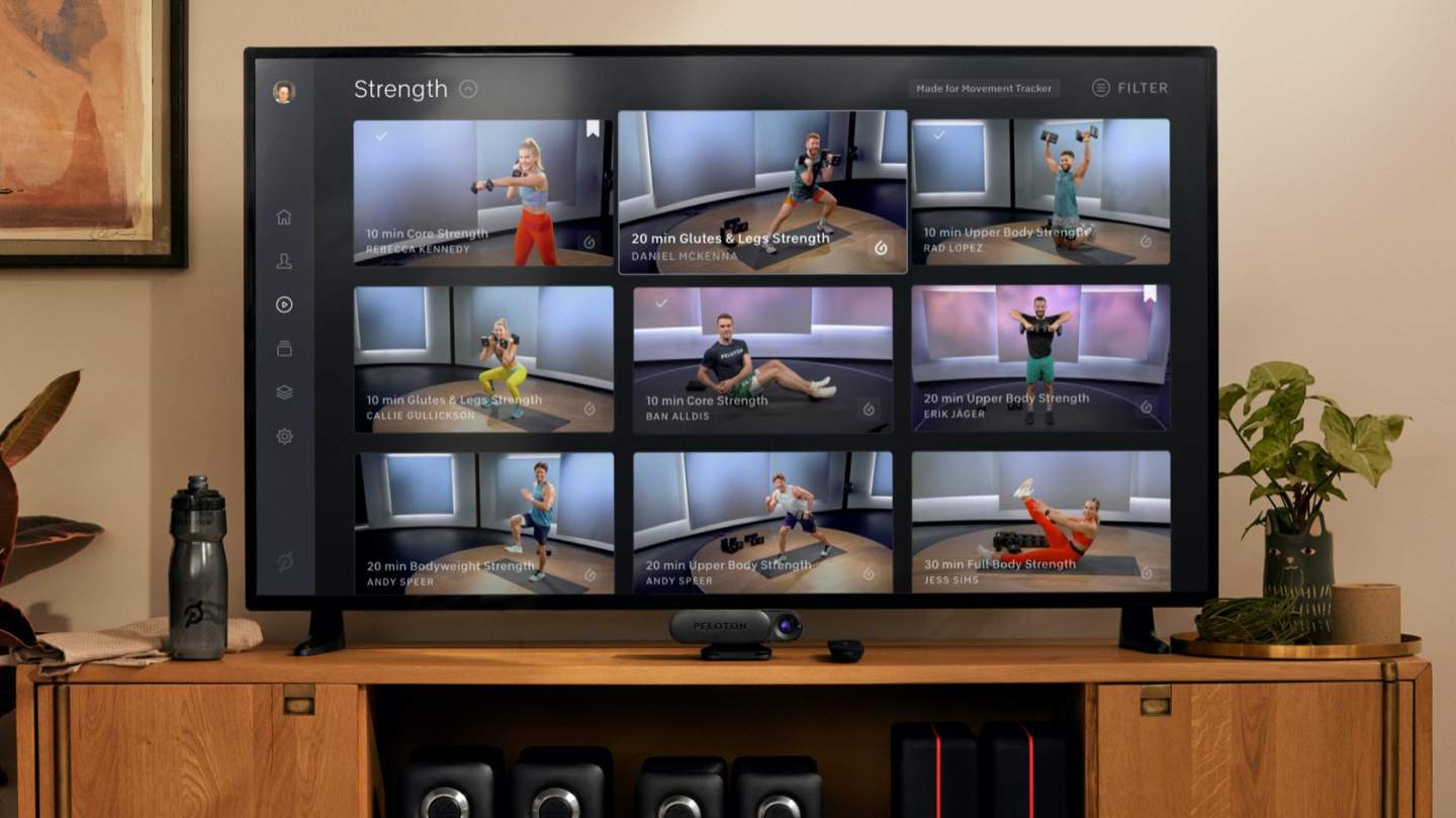 Le système Peloton Guide est une caméra d'entraînement musculaire sur votre télévision.