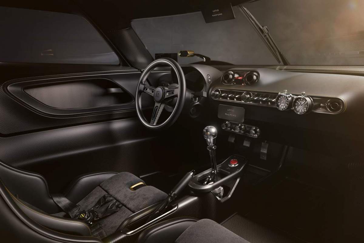La Lotus Radford Type 62-2 a un intérieur rétro-moderne signé Bremont. La Lotus Radford Type 62-2 a un intérieur rétro-moderne signé Bremont.