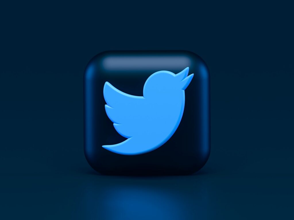 Musk veut réduire son budget : Twitter limiterait ses fournisseurs et réduirait les avantages sociaux de ses employés.